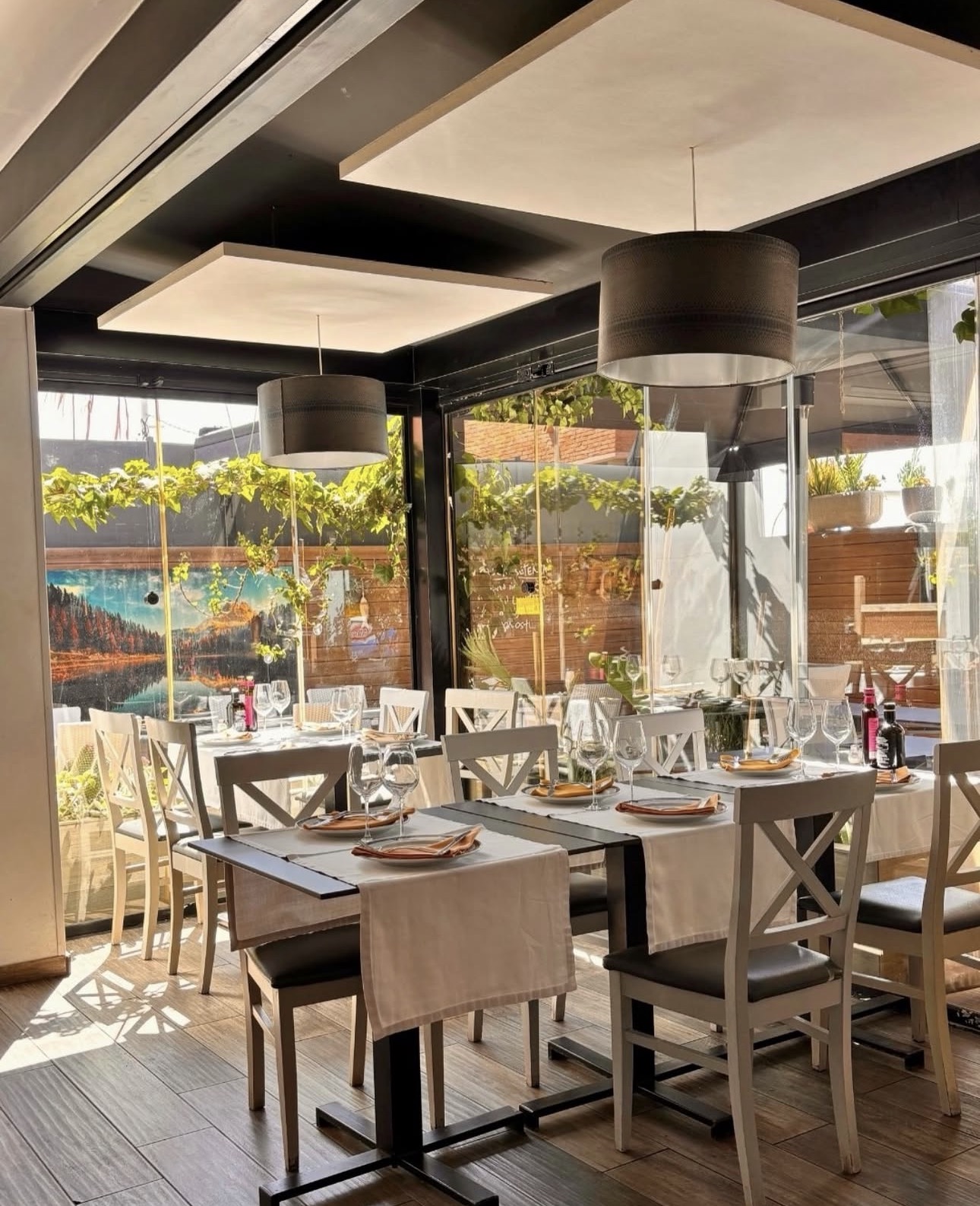 Comedor con ventanales de El Txoko