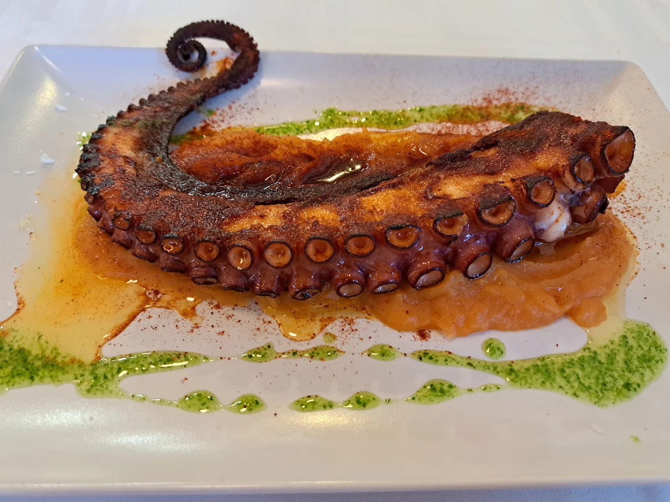 Pulpo a la brasa y kokotxas